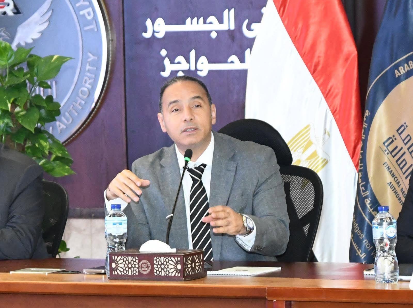 إسلام عزام يناقش مع أطراف السو...