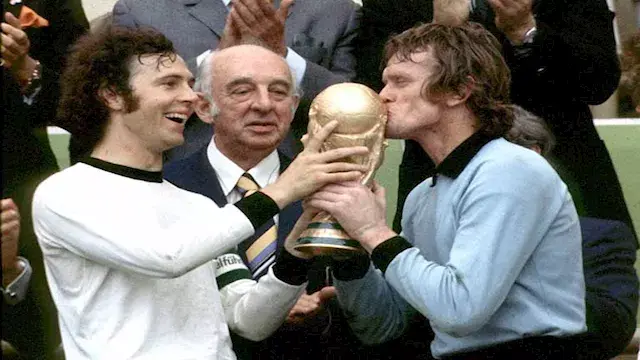 لماذا لا يحتفظ بطل كأس العالم...