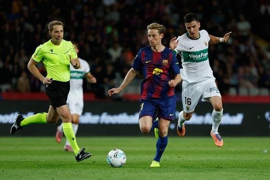 تقارير: مستقبل دي يونج مع برشل...