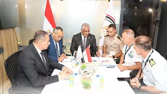 بالصور.. وزير الإنتاج الحربي ي...