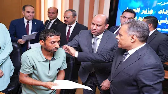 وزير العمل يسلم عقودًا لذوي ال...