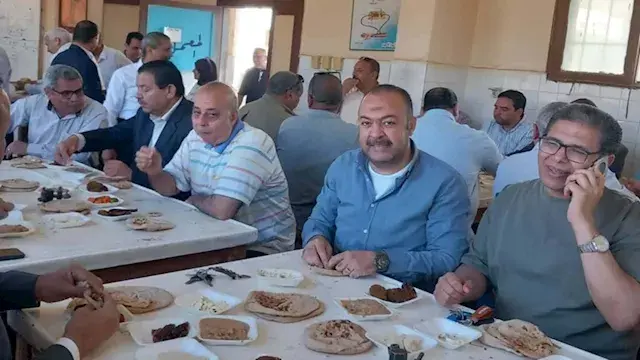 مائدة فول وطعمية تضامنًا مع الطالبة رقية ضحية التنمر بمدرسة في بني سويف