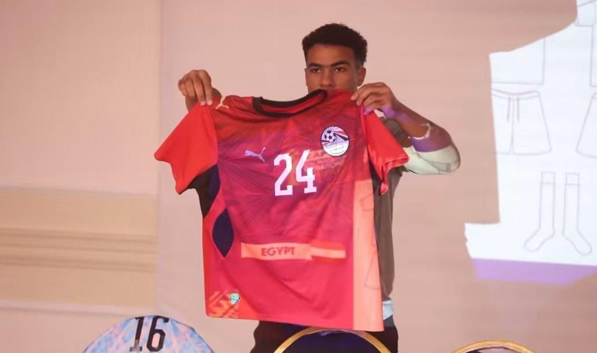 منتخب الشباب بالزي المعتاد أما...