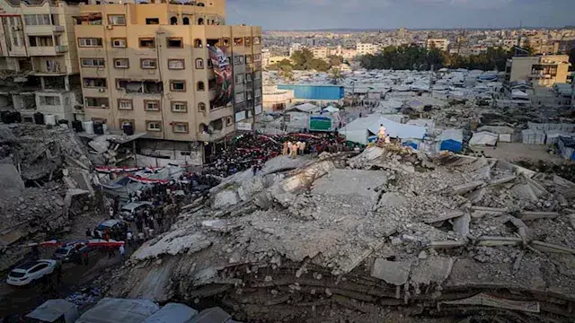 بين ألواح الطاقة وأصوت القصف.....