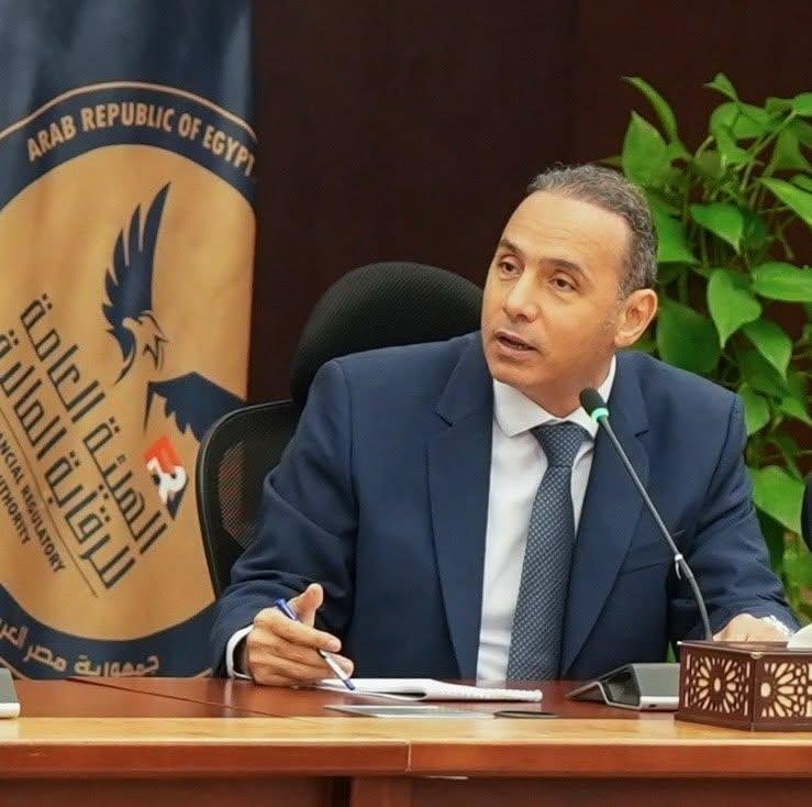 قرار من إسلام عزام رئيس الرقابة المالية بمعايير إدارة المخاطر في وثائق التامين الفردي