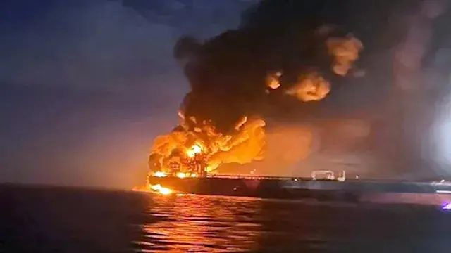 الحوثيون يعلنون استهداف سفينة...