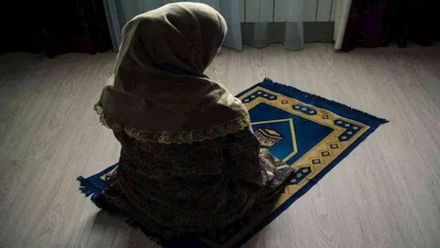 ما حكم صلاة المرأة بالمكياج؟.....