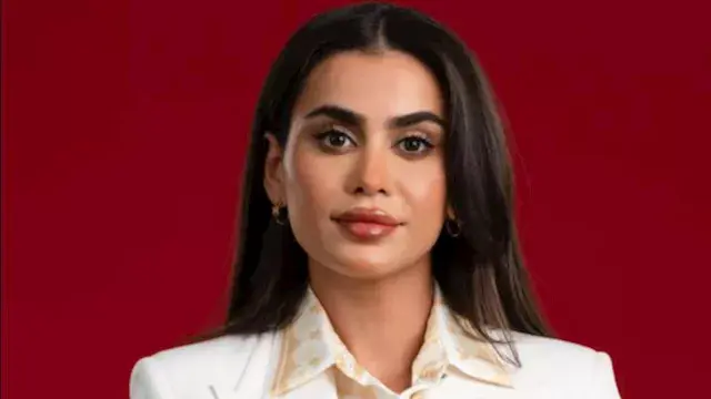 الأبيض يليق بها.. يمنى خوري بجامبسوت جذاب