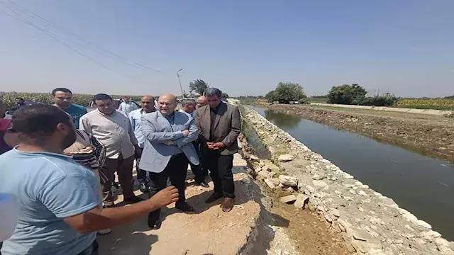 نائب محافظ الجيزة يتابع رصف طر...