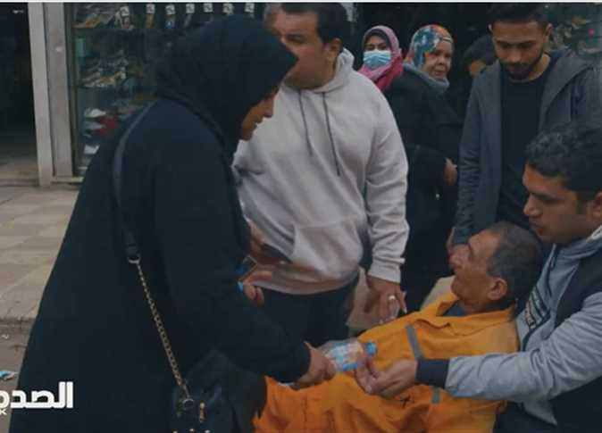 «الصدمة».. شهامة المصريين مع عامل نظافة كبير في السن غلبه التعب (فيديو)