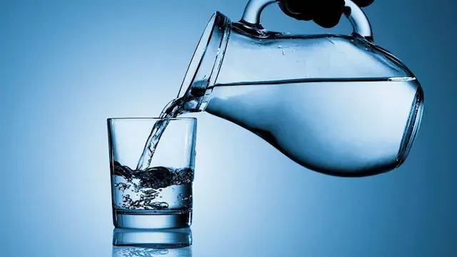 5 بدائل طبيعية للماء تعزز ترطي...