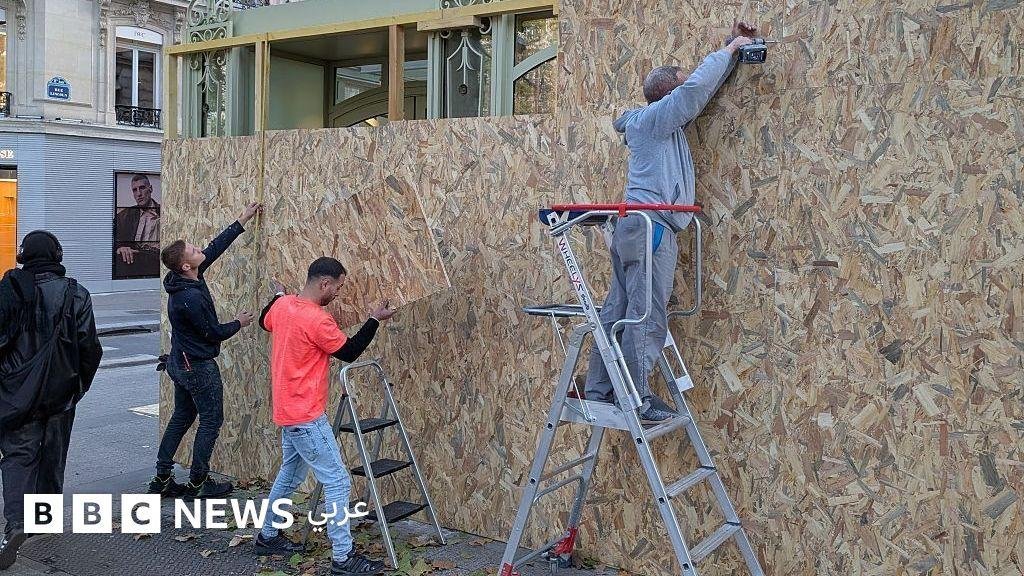 الشرطة الفرنسية تعتقل 135 شخصاً، بينما يتظاهر عشرات الآلاف في أنحاء البلاد