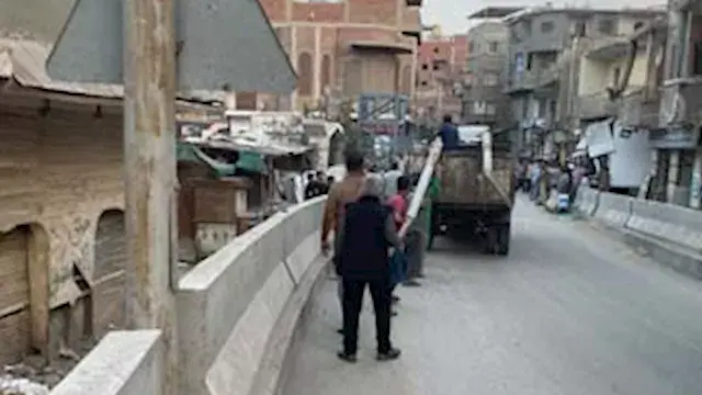 "كلاكيت تالت مرة".. سيارة تسقط...