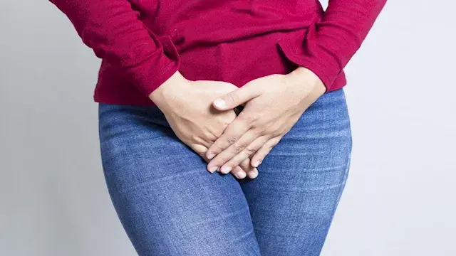 عادة خطيرة تفعلها النساء تسبب تلف المثانة.. توقفي عنها فورا