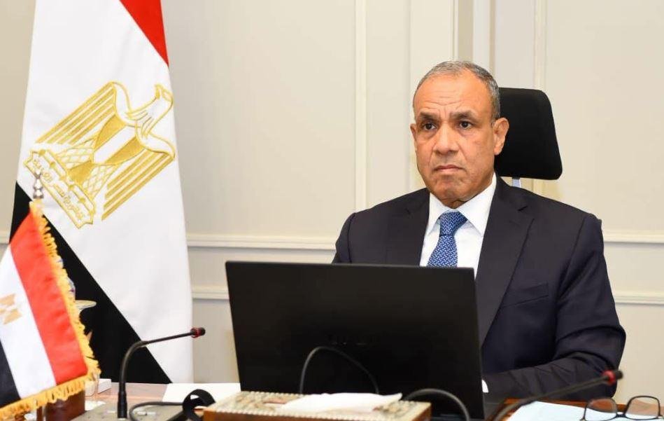 عبد العاطي يبحث مع الموظفين ال...