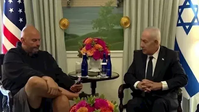 فيديو| بـ"الشورت" والهاتف.. جد...
