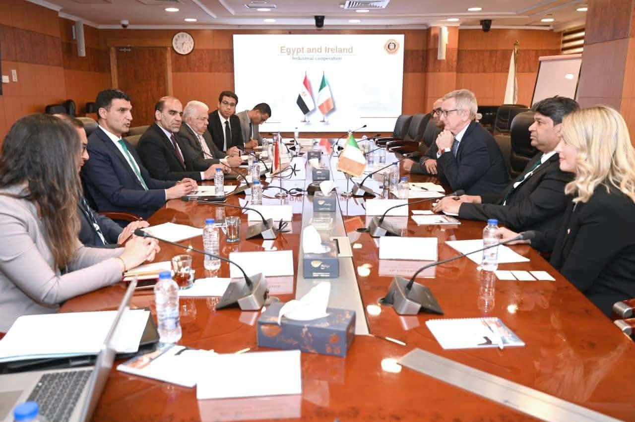 وزير الصناعة يبحث مع سفير أيرل...