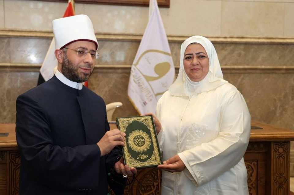 أسامة الأزهري يكرم سيدة تبرعت...