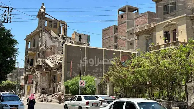 خطر داهم بميدان بالاس.. أهالي المنيا يستغيثون لإزالة بقايا عقار منهار- صور