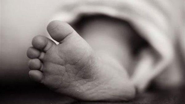 العثور على رضيع متوفى داخل صند...