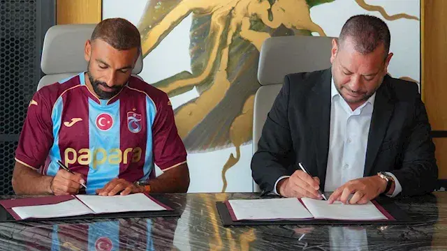 رسميًا.. محمد صلاح يوقع عقده م...