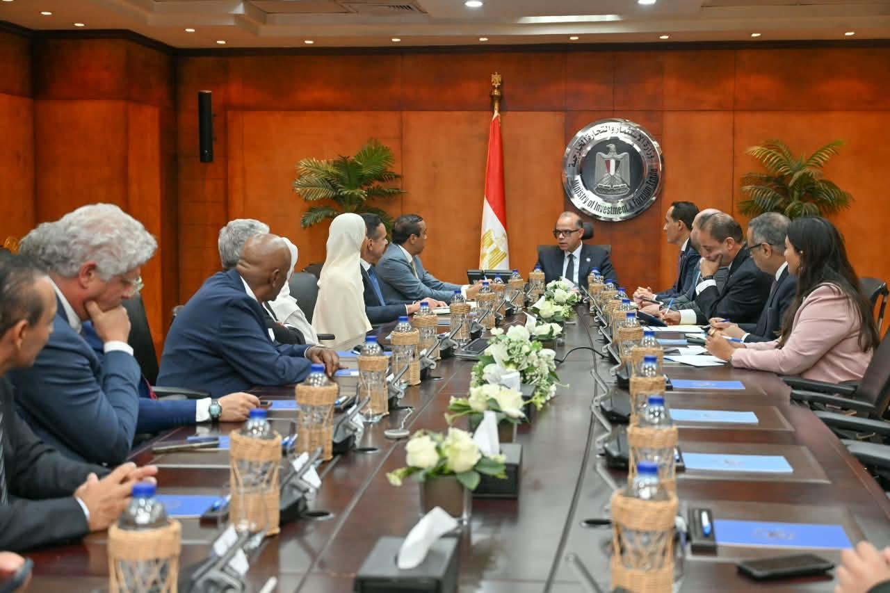 وزير الاستثمار يبحث مع مجموعة...