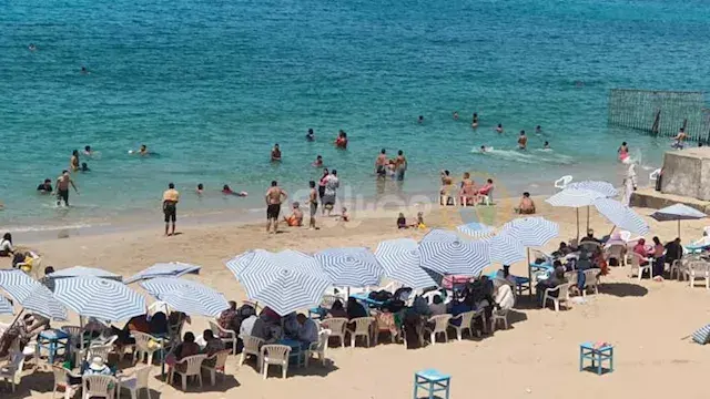 الرواد نزلوا البحر.. الموجة الحارة تعيد الحياة لشواطئ عروس المتوسط -صور