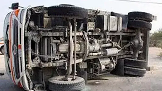 مصرع سائق وإصابة آخر في انقلاب...
