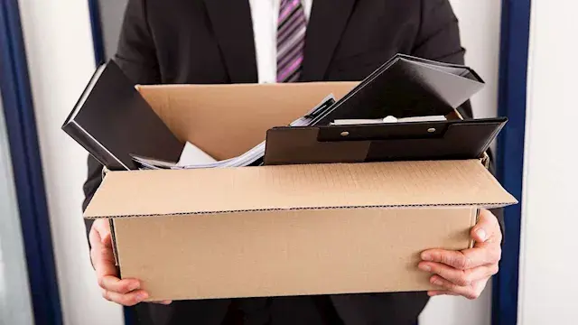 أثناء إجازته.. موظف يكتشف فصله...