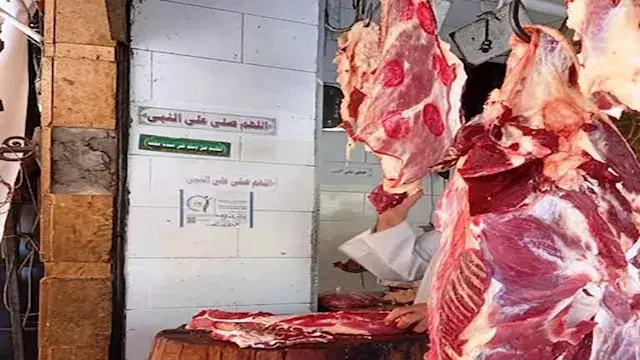 سلامة الغذاء تضبط لحوماً وأغذي...