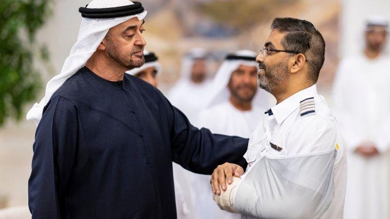 رئيس الإمارات يستقبل طاقم رحلة "فلاي دبي" ويمنحه وسام زايد الثاني