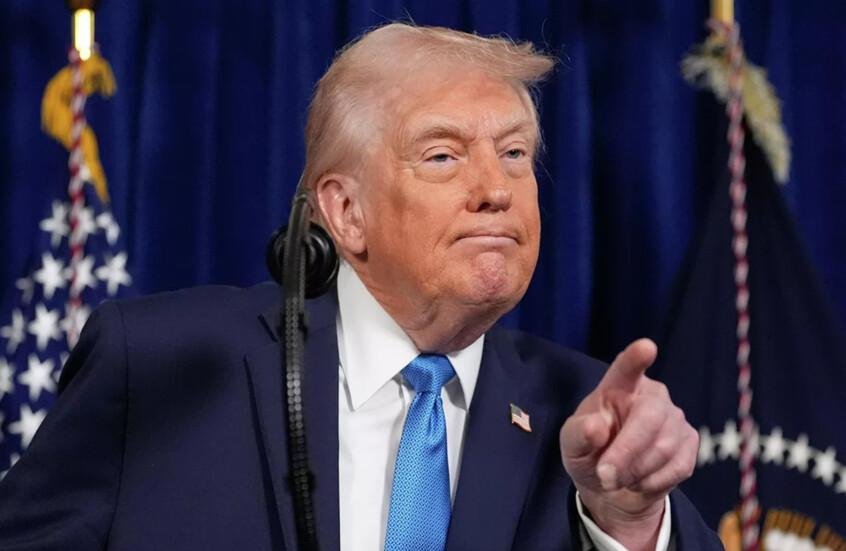 الرئيس الأمريكي: مضيق هرمز أصب...