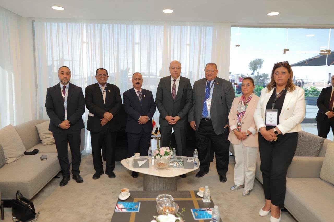 وزير الطيران يبحث مع وزراء ورؤ...