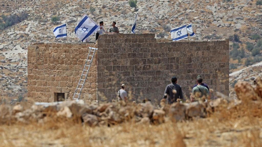 عشرات المستوطنين الملثمين يهاجمون قرية فلسطينية بالضفة الغربية المحتلة ويحرقون أشجار الزيتون
