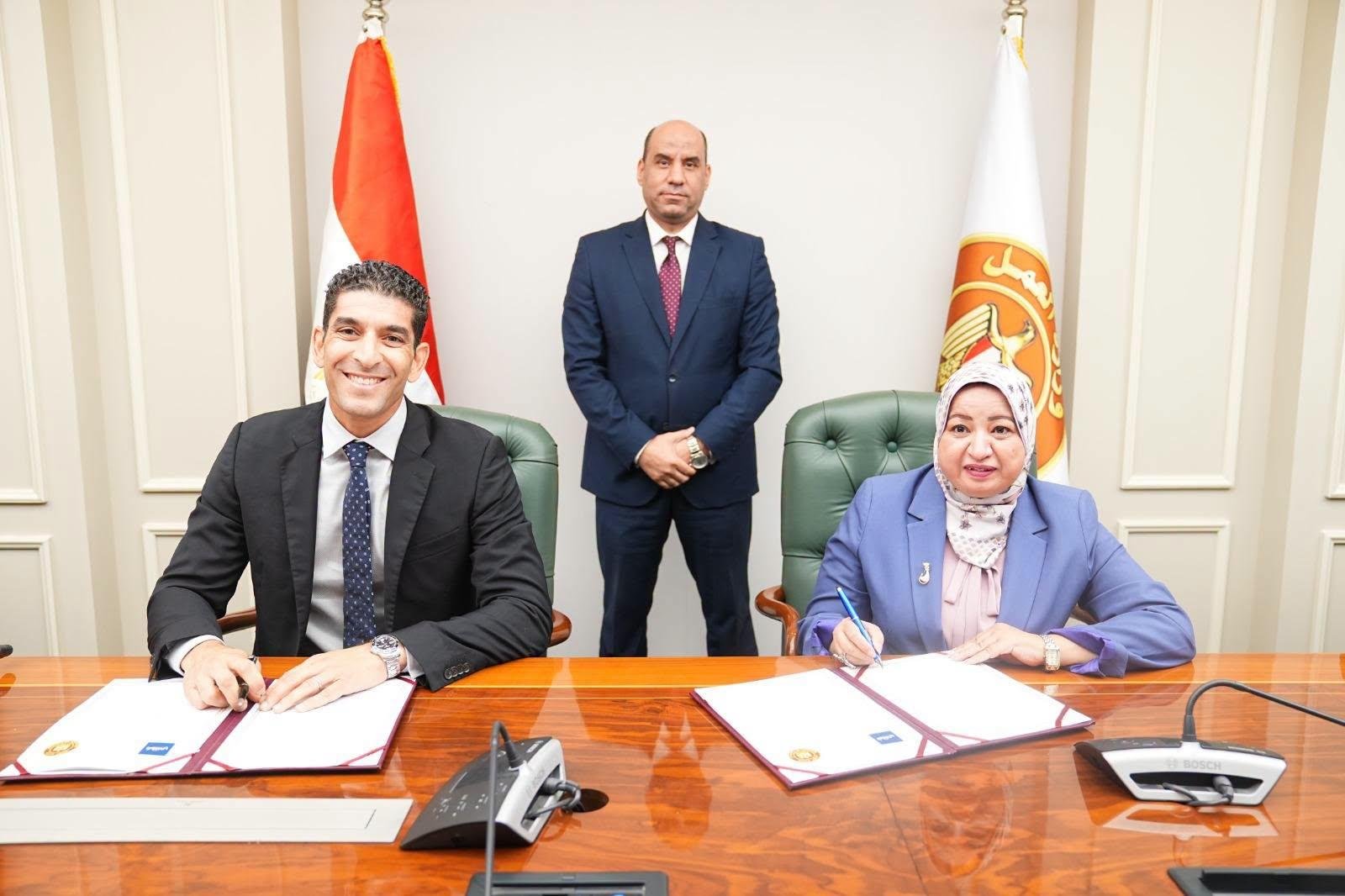 وزير العمل يشهد توقيع بروتوكول...