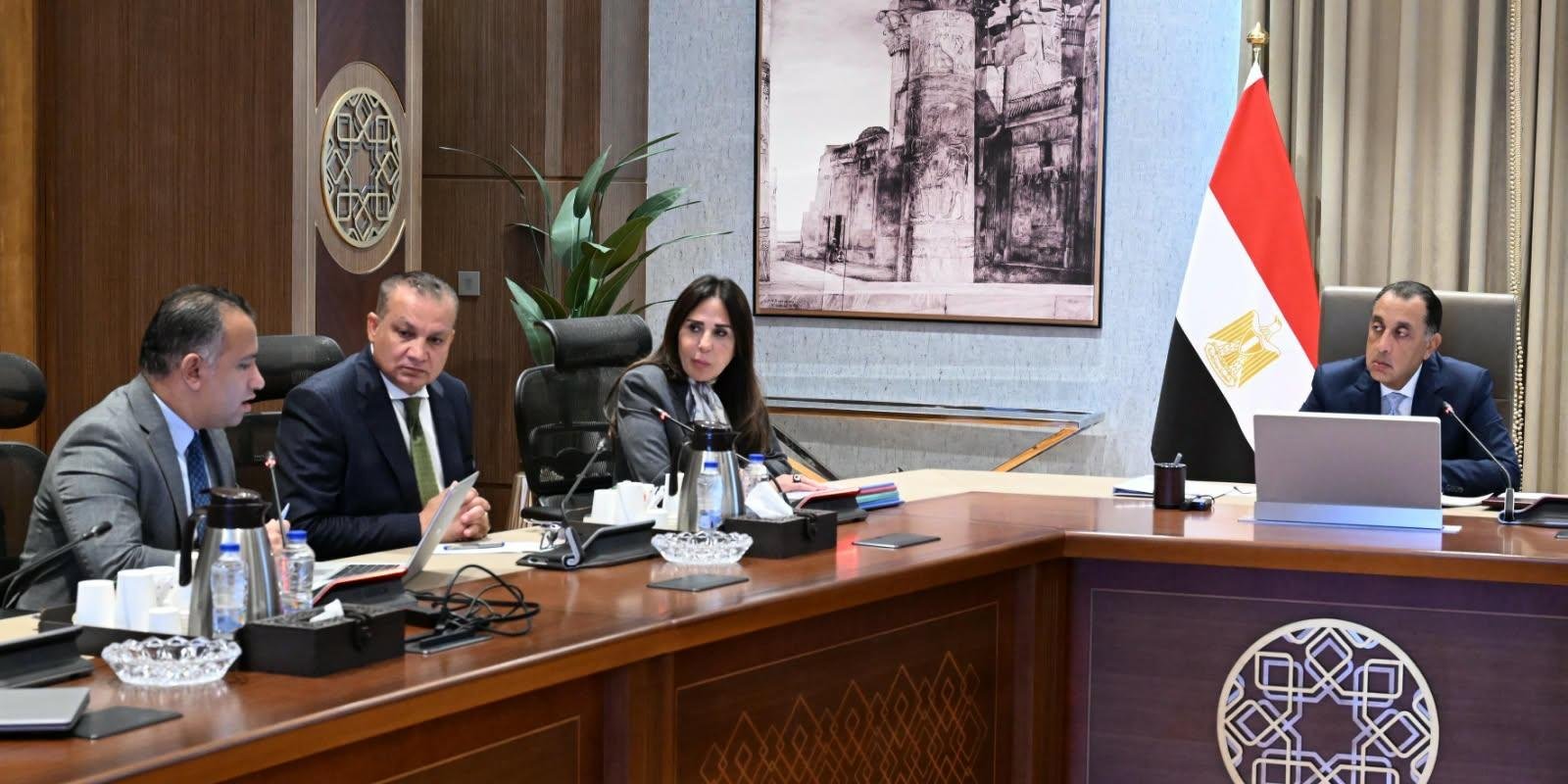 مدبولي يتابع موقف عدد من الموض...