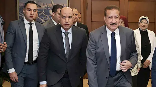 وزير العمل يسلم 978 عقد عمل وي...