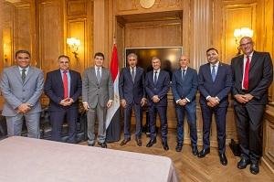 وزير السياحة يبحث مع كبار منظم...