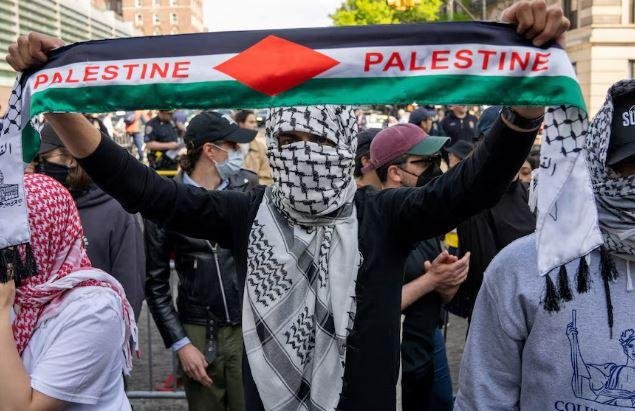 طلاب وموظفون فلسطينيون يقاضون...