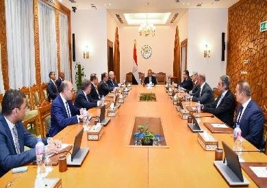 وزير الخارجية يعقد اجتماعاً مع قيادات الوزارة لمتابعة تنفيذ التوجيهات الرئاسية بشأن الأزمات الإقليمية