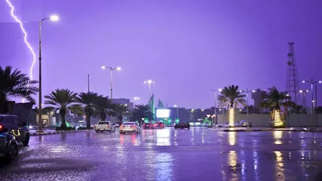 السعودية تحذّر سكانها من "السيول".. توقعات بأمطار رعدية تضرب عدة مناطق في المملكة
