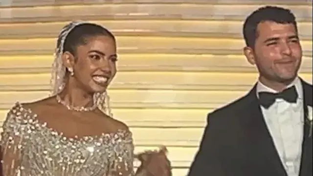 عمرو دياب وتووليت يغنيان بحفل...