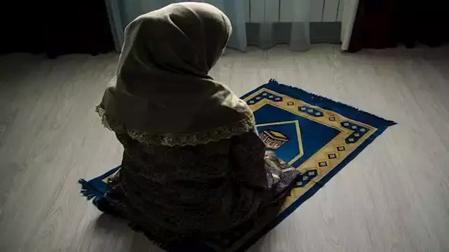 هل يجوز انفراد النساء بالصلاة...