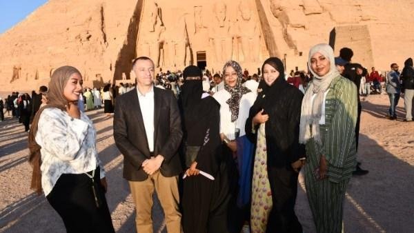 محافظ أسوان يشارك في مشاهدة ظاهرة تعامد الشمس على وجه الملك رمسيس الثاني| شاهد