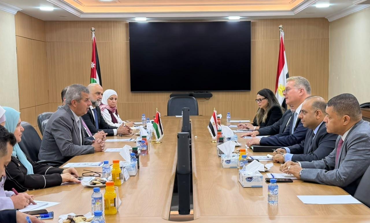 وزير البترول يبحث مع نظيره الأ...