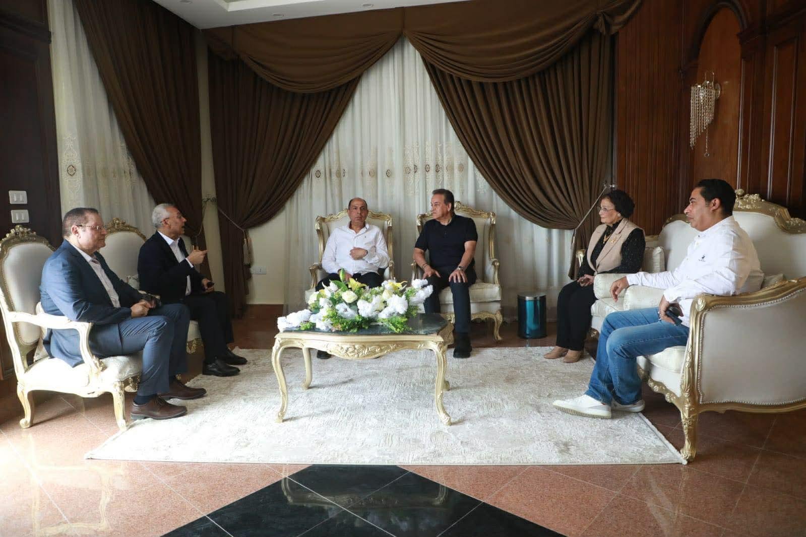 وزير الصحة يترأس اجتماع اللجنة...