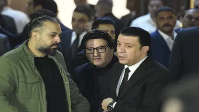 إغماء وبكاء.. 3 صور ولقطات أبكت القلوب في عزاء هاني شاكر
