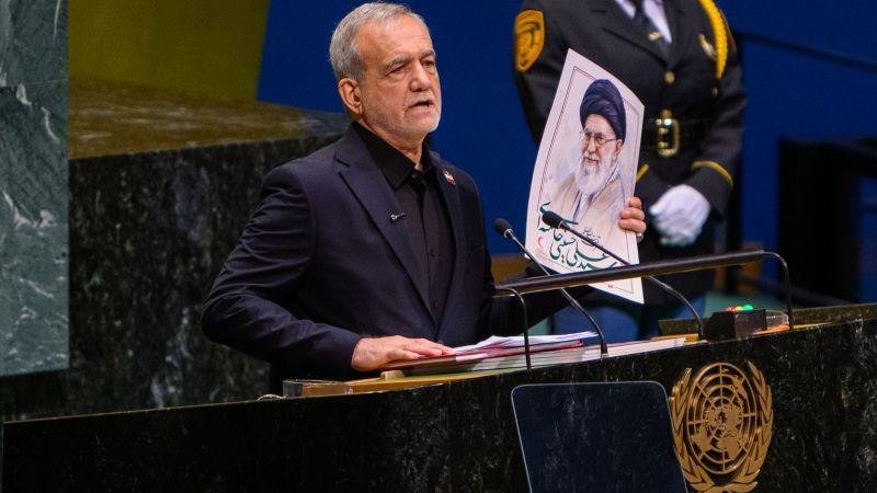 رئيس إيران يرفع صورة المرشد السابق علي خامنئي في الأمم المتحدة