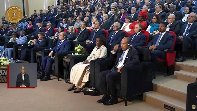 الرئيس السيسي وماكرون يشاهدان فيلمًا تسجيليًا حول إنشاء مقر جامعة سنجور