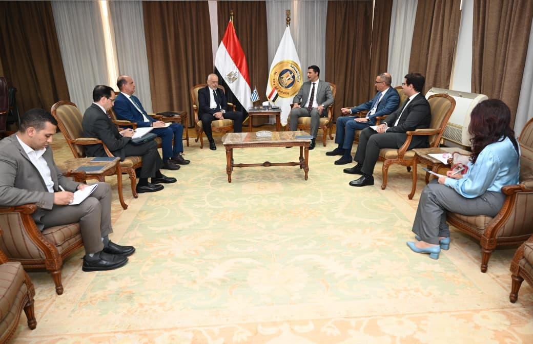 وزير الصناعة يبحث مع سفير اليو...